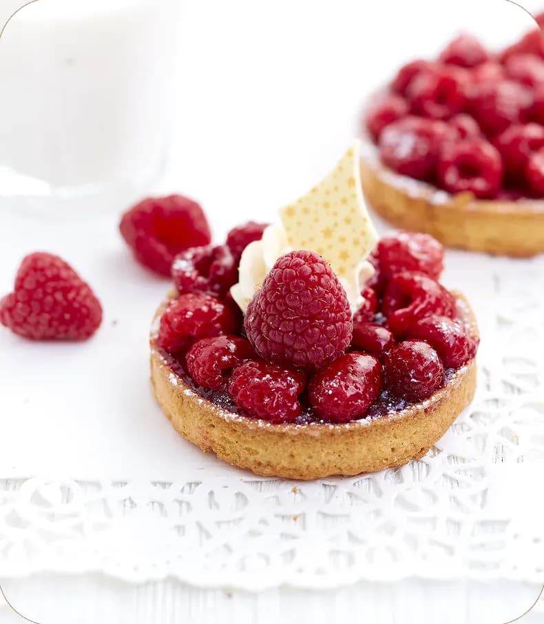 Raspberry tartlet with a golden star